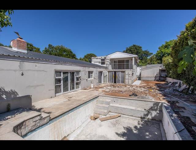 5 BEDROOM HOUSE FOR SALE IN CONSTANTIA